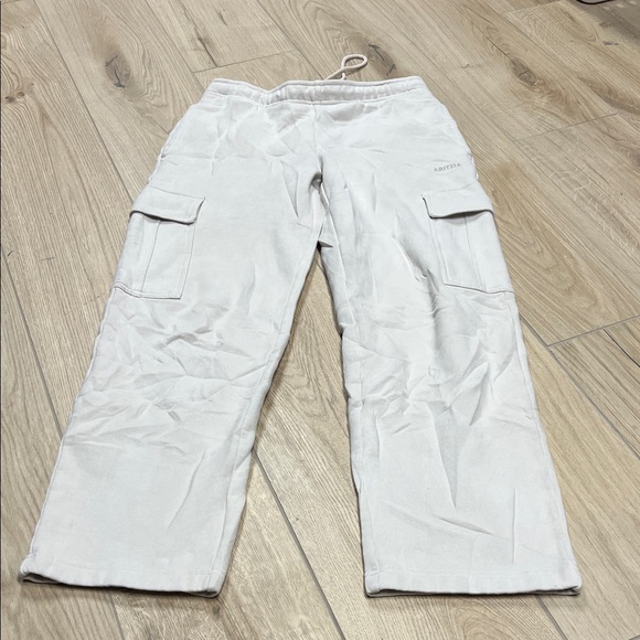 Aritzia Pants - Aritzia Women's Light cream Cargo Joggers